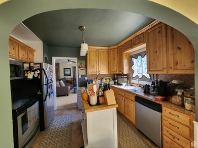 Gorgeous and generously-sized 3 story home on a quiet street in - photo 8