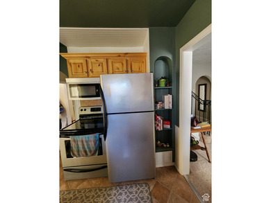 Gorgeous and generously-sized 3 story home on a quiet street in - photo 9