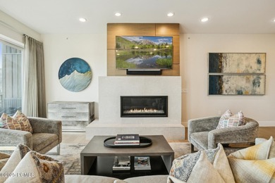 Enjoy this premiere location in Canyons Village with true ski-in - photo 5