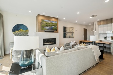 Enjoy this premiere location in Canyons Village with true ski-in - photo 6