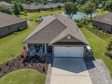 Experience Pond Life in Passages! Well cared for property with - photo 1