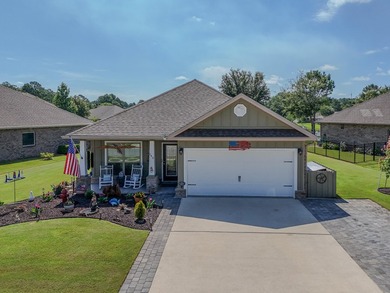 Experience Pond Life in Passages! Well cared for property with - photo 2