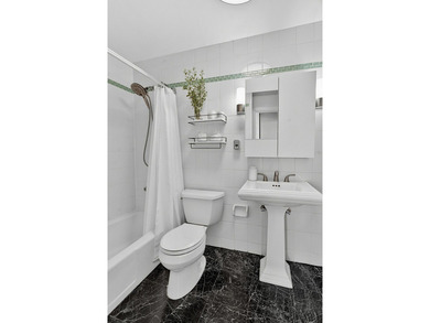 A rare opportunity to own a rarely available top-floor corner - photo 34