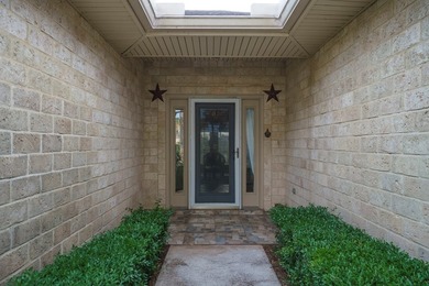 This Inviting, lakefront 2-bedroom 2-bath Villa is conveniently - photo 2