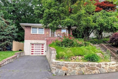 Grymes Hill - This Wonderful 1 Family, All Brick Raised Ranch - photo 24