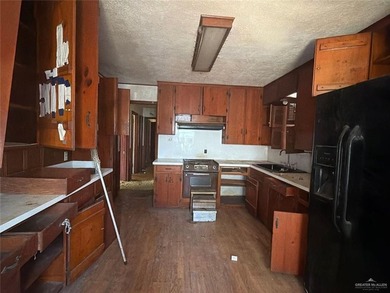 This spacious propertysits in an established residential - photo 8