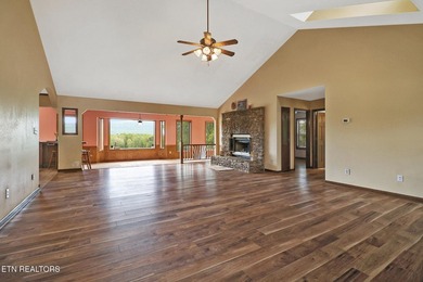 Beautiful home with STUNNING mountain views! This 3 bedroom, 2 - photo 23