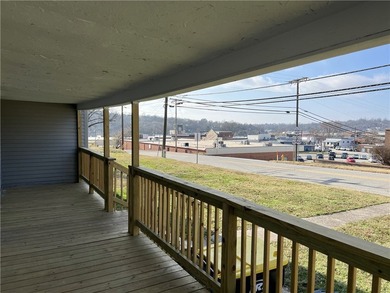 Updated 2,136 SQFT with 3 or 4 BR, 2 BA, 2 living areas, level - photo 24