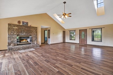 Beautiful home with STUNNING mountain views! This 3 bedroom, 2 - photo 25