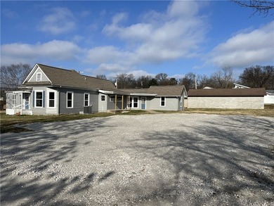 Updated 2,136 SQFT with 3 or 4 BR, 2 BA, 2 living areas, level - photo 26