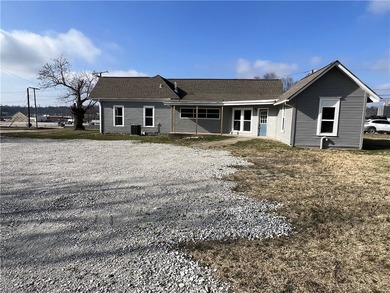 Updated 2,136 SQFT with 3 or 4 BR, 2 BA, 2 living areas, level - photo 27
