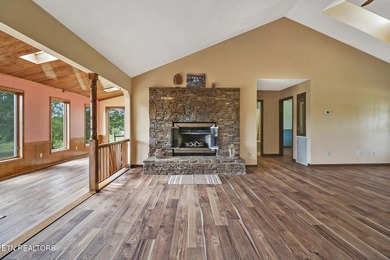 Beautiful home with STUNNING mountain views! This 3 bedroom, 2 - photo 28