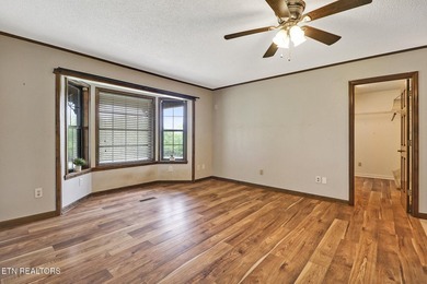 Beautiful home with STUNNING mountain views! This 3 bedroom, 2 - photo 37