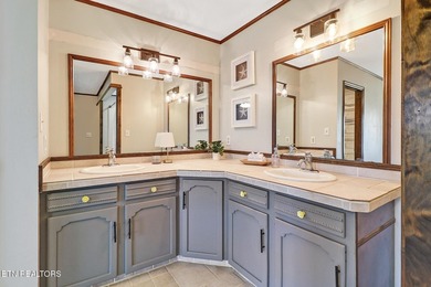 Beautiful home with STUNNING mountain views! This 3 bedroom, 2 - photo 39