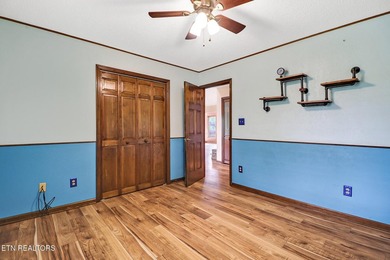 Beautiful home with STUNNING mountain views! This 3 bedroom, 2 - photo 42