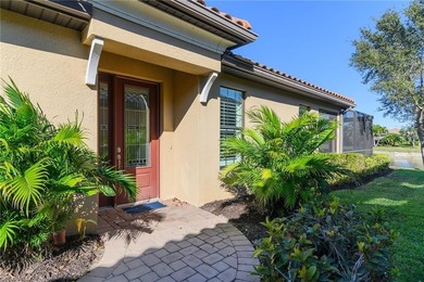 This beautiful 3-bedroom + den, 2-bath single-family home in the - photo 3