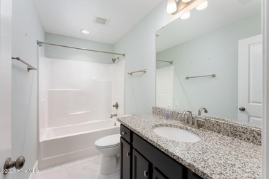 Charming home in an ideal location! This fabulous 3 bed 2 bath - photo 18