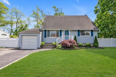 Move right into this charming Cape Cod in the heart of West - photo 1
