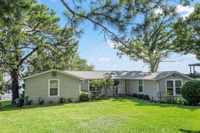 Magnificent view of open water from this quaint cabin like home - Lake Home For Sale in Malakoff, Texas