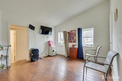 Incredible opportunity to Own and Rent !!! 1/2 Duplex 2-Family - photo 17