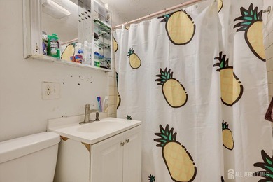 Incredible opportunity to Own and Rent !!! 1/2 Duplex 2-Family - photo 23