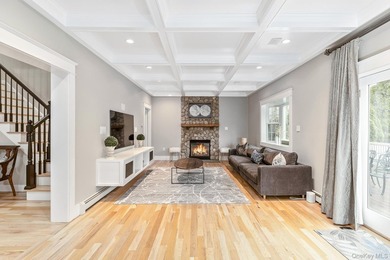 Exquisite Resort-Style Retreat in East Quogue. Recently - photo 12