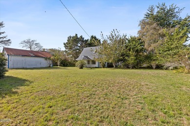 Discover coastal living in this charming 1950s cottage-style - photo 3