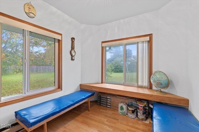Discover coastal living in this charming 1950s cottage-style - photo 4