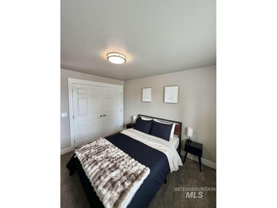 This fully refreshed, fully furnished end-unit townhouse blends - photo 18