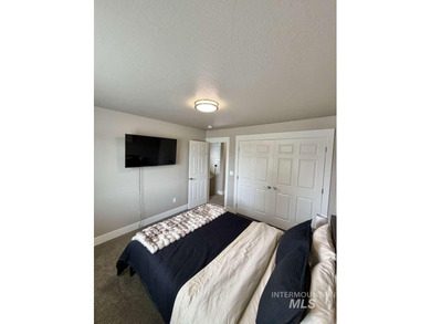 This fully refreshed, fully furnished end-unit townhouse blends - photo 19