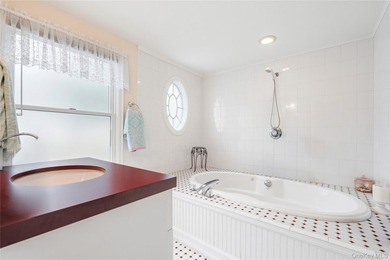Stunning Hamptons Summer Getaway - A Perfect Blend of Comfort - photo 20