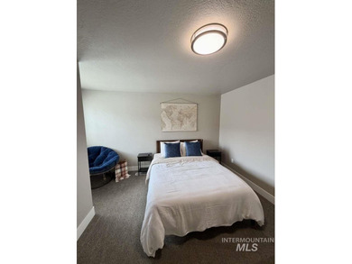This fully refreshed, fully furnished end-unit townhouse blends - photo 23