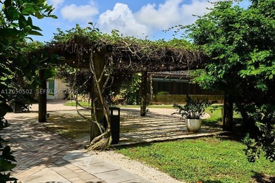 Exceptional opportunity to own a beautifully renovated 5-acre - photo 23
