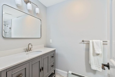 Exquisite Resort-Style Retreat in East Quogue. Recently - photo 36