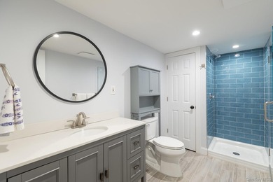 Exquisite Resort-Style Retreat in East Quogue. Recently - photo 45