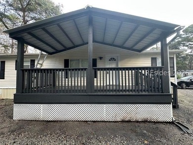Completely remodeled double-wide in excellent condition! This - photo 1