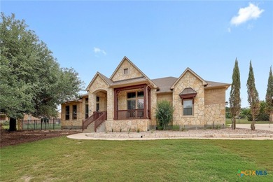 This breathtaking and spacious residence is ideally located on 4 - photo 1