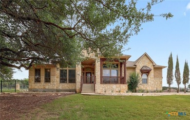 This breathtaking and spacious residence is ideally located on 4 - photo 2