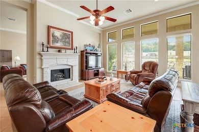 This breathtaking and spacious residence is ideally located on 4 - photo 4