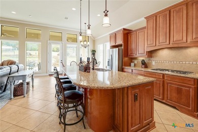 This breathtaking and spacious residence is ideally located on 4 - photo 8