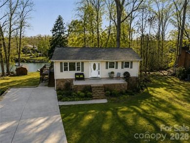 Lake Norman waterfront living at its best in this beautifully - photo 1