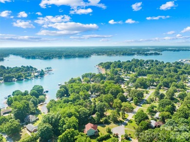 Lake Norman waterfront living at its best in this beautifully - photo 4