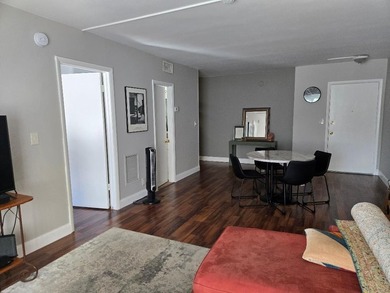 Wonderful Complex. Very well kept. Clean and a pleasure to show - photo 6