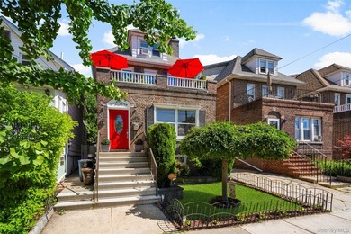Welcome to this charming and lovingly maintained brick Colonial - photo 2