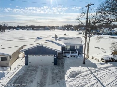 Lake Oakland Home For Sale in Waterford Michigan