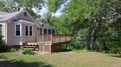 Lakefront opportunity in Lawrence Farms area of Bay Shore! - photo 3
