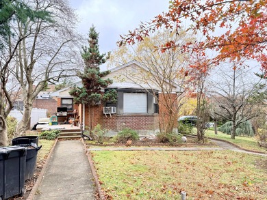 (private lake, pond, coastal) Home For Sale in Bayside New York