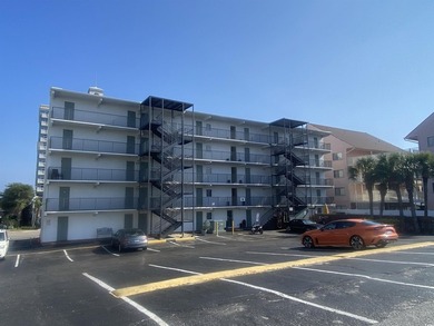 Great Location! Great getaway condo located conveniently on - photo 2