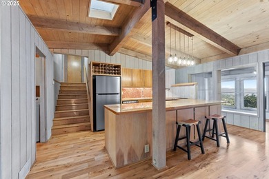 Stunning ocean and mountain views from this desirable home on - photo 5