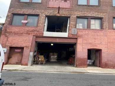 Priced to Sell !. Rare find, 3 story Warehouse in the heart of - photo 3